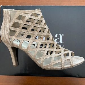 Ana Dark Natural Color Heels - size 7.5